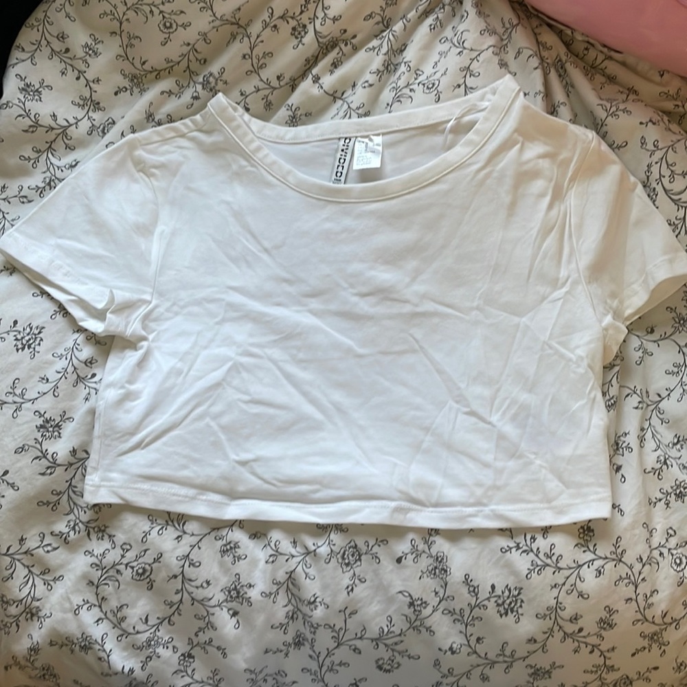 WHITE H&M DIVIDED CROP TOP